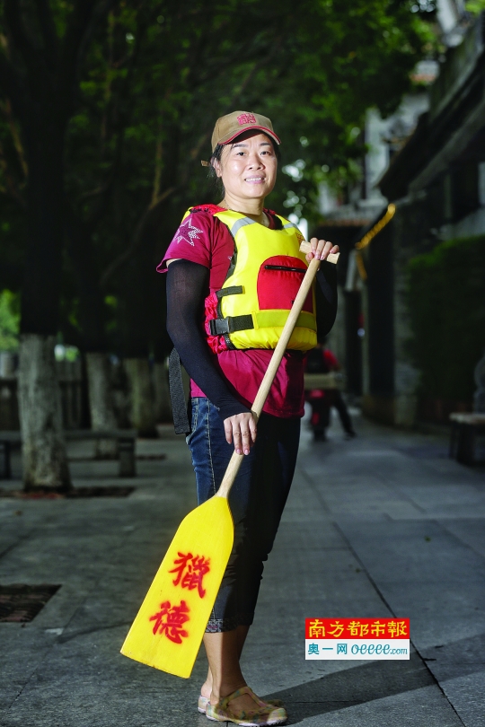 李锦容 年龄:49岁 职业:村文化站 第二次参加龙舟队,发挥自己爱好运动的特点,释放自我。感受乡土 氛 围 ,体 验 猎 德 文化,弘扬龙舟队团结友爱精神。