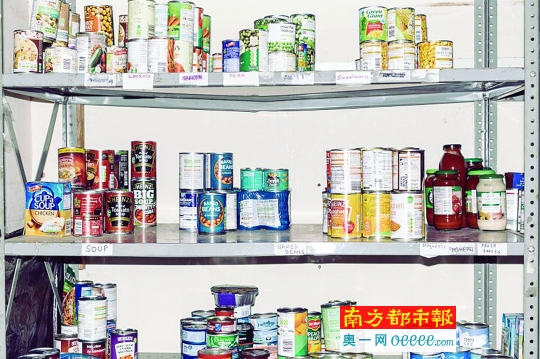 救助的食品只够吃3天,托马斯却要用来熬过一周的日子。