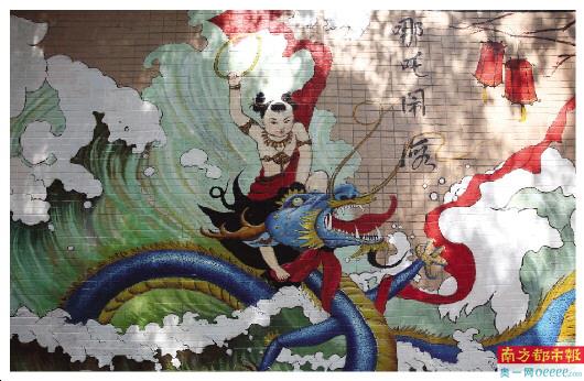 龙环里牌坊附近小广场一侧画着哪吒闹海。