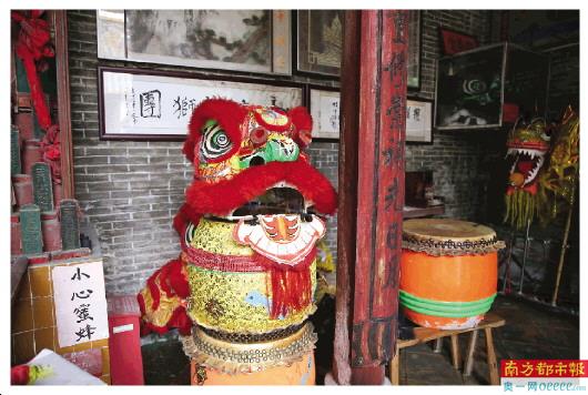 公祠里放的狮子道具。