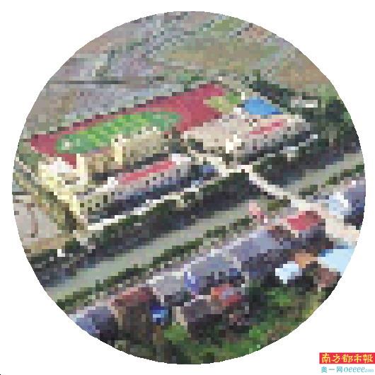 在500米的高空俯瞰,郭铺中心小学矗立在田地与平房之间。
