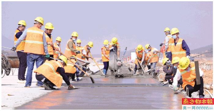 韶关机场工程现场,工人们正在进行飞行区道面施工。