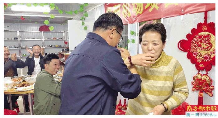 揭阳潮汕机场航站区扩建工程工地,夫妻工友交杯恭贺新年。