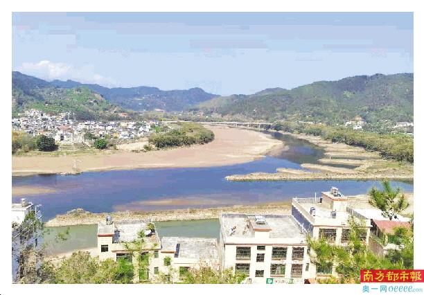 在笔枝尾山顶远眺三河坝。