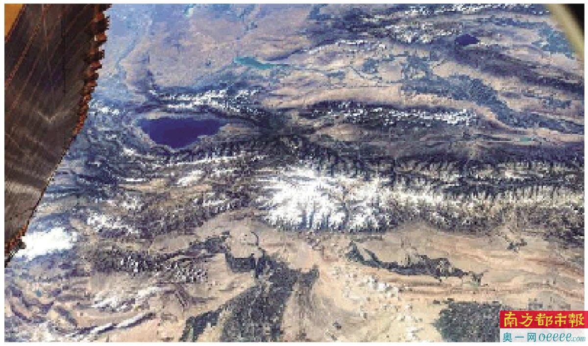 在新疆克孜勒苏柯尔克孜自治州上空,天山以北,“大西洋最后一滴眼泪”赛里木湖点缀在准噶尔盆地中。 航天员 刘伯明 摄