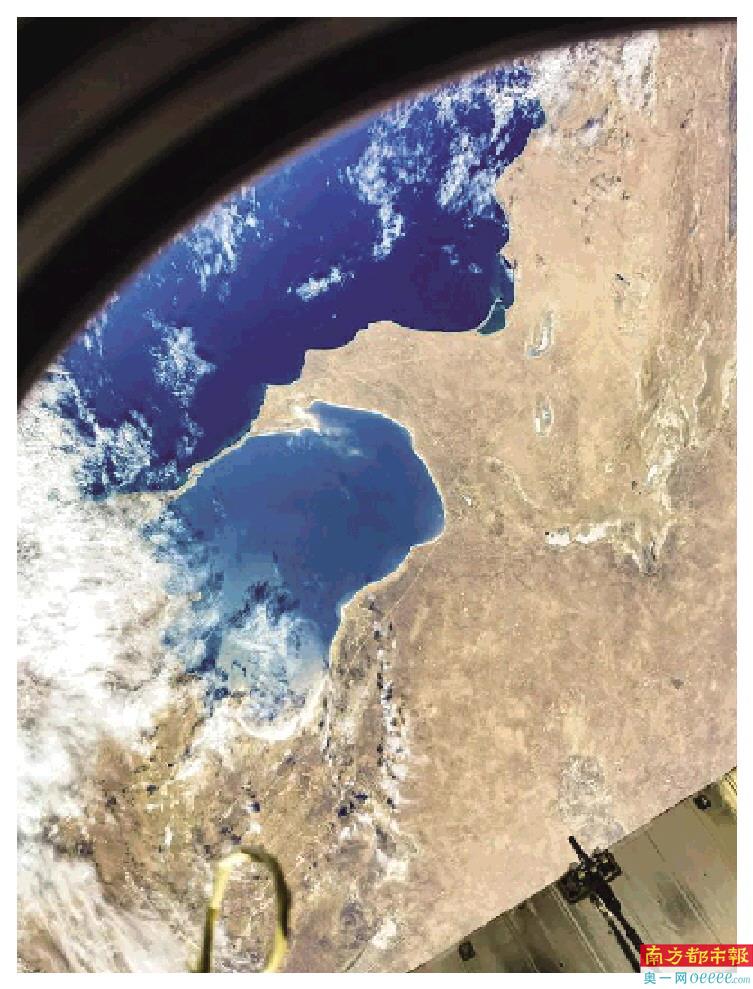 里海静静地映出碧海蓝天。 航天员 刘伯明 摄