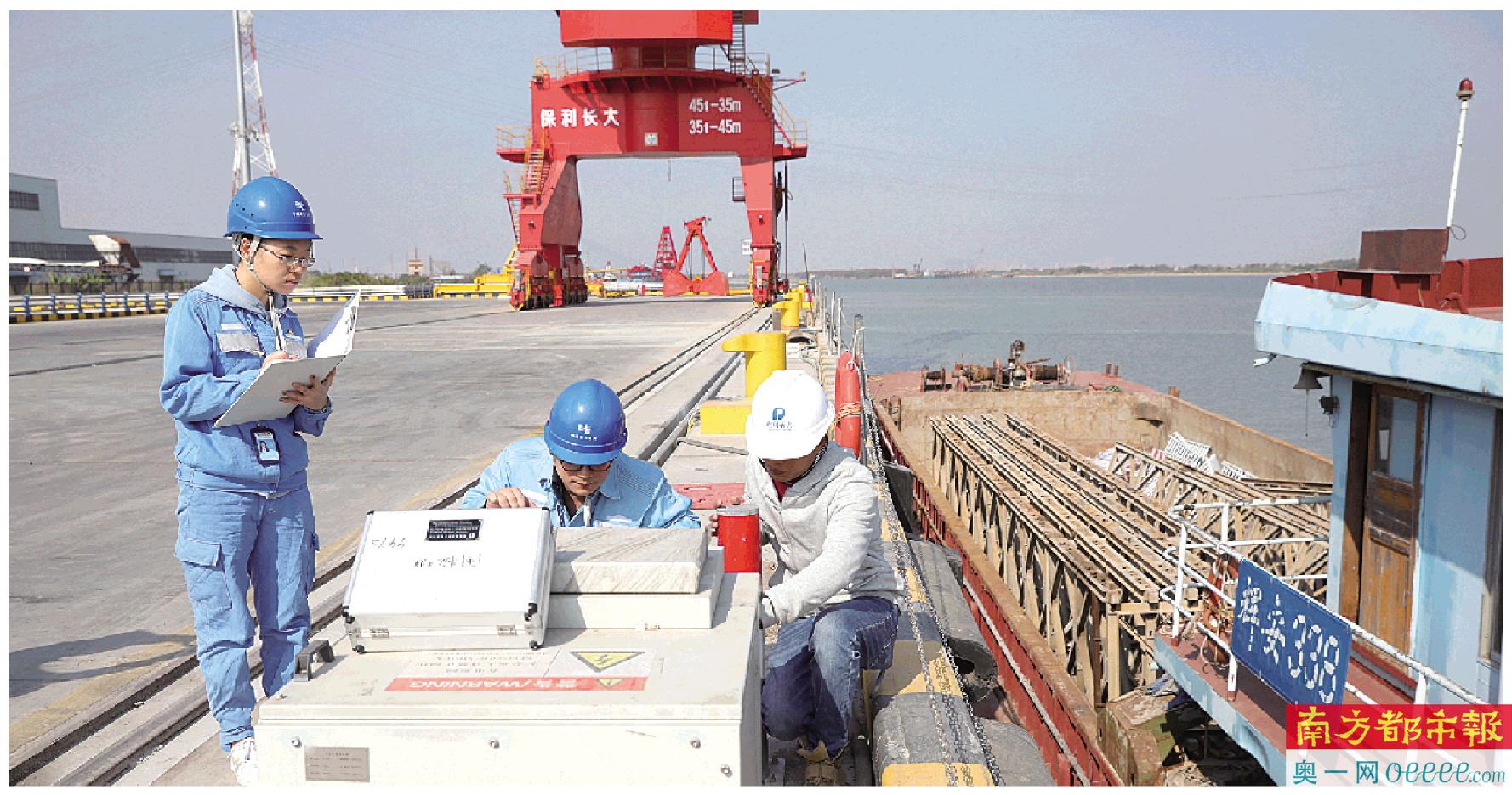 南方电网广东中山供电局火炬分局客户服务班班员胡昊聪、王丹莹到保利长大公司进行用电安全检查。