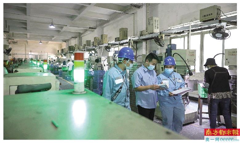 南方电网广东中山供电局客户服务人员为中山利特隆瓦斯公司开通“潜在用电需求”绿色通道。