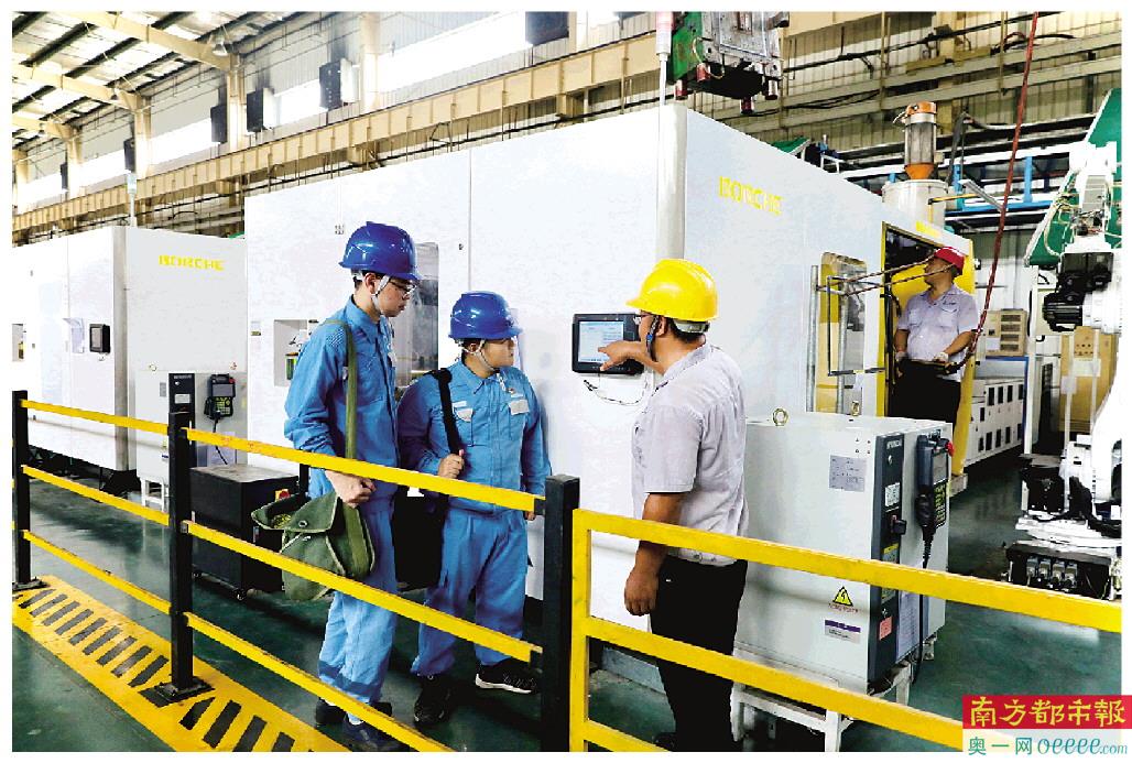 南方电网广东中山供电局南头分局工作人员到中山长虹电器有限公司开展用电检查。