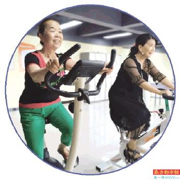 老人们在社区居家养老服务中心健身。