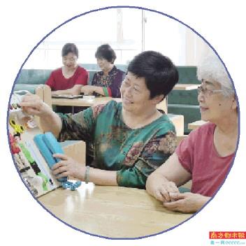 老人们在社区居家养老服务中心玩益智玩具。