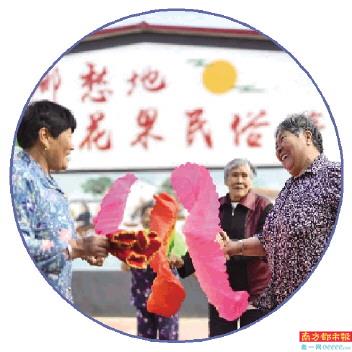 河北花果庄村福兴老年公寓的老人们在扭秧歌。