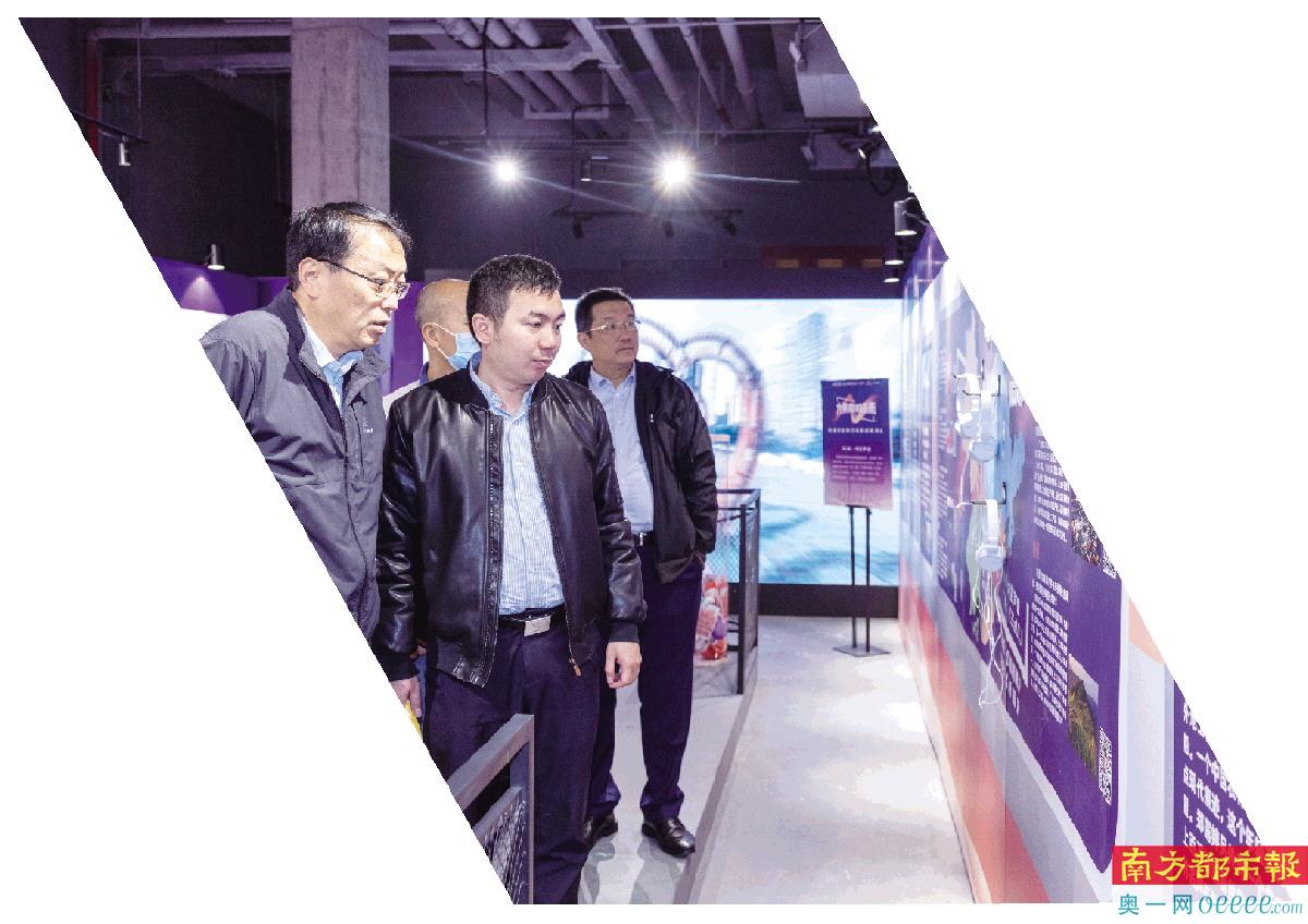 专家评审观看获奖作品展。