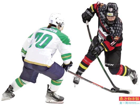 林嘉欣(右)在和对手的拼抢过程中十分凶狠,时常不给对手的防线从容拿球的机会。