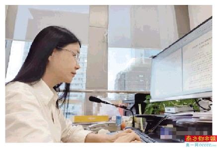 封文智在办公室“简居”一个月。