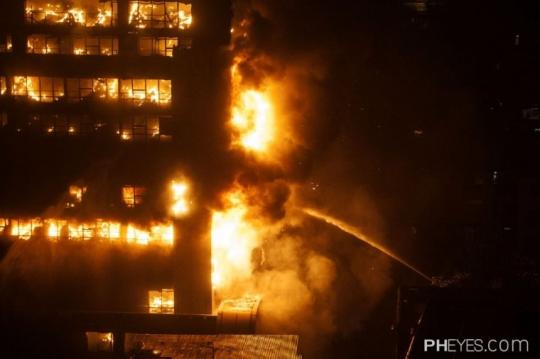 12月15日，大火蔓延到整座大楼，现场黑烟滚滚。