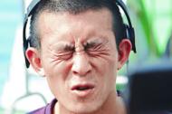 奶茶妹妹绑马尾辫打棒球秀美腿