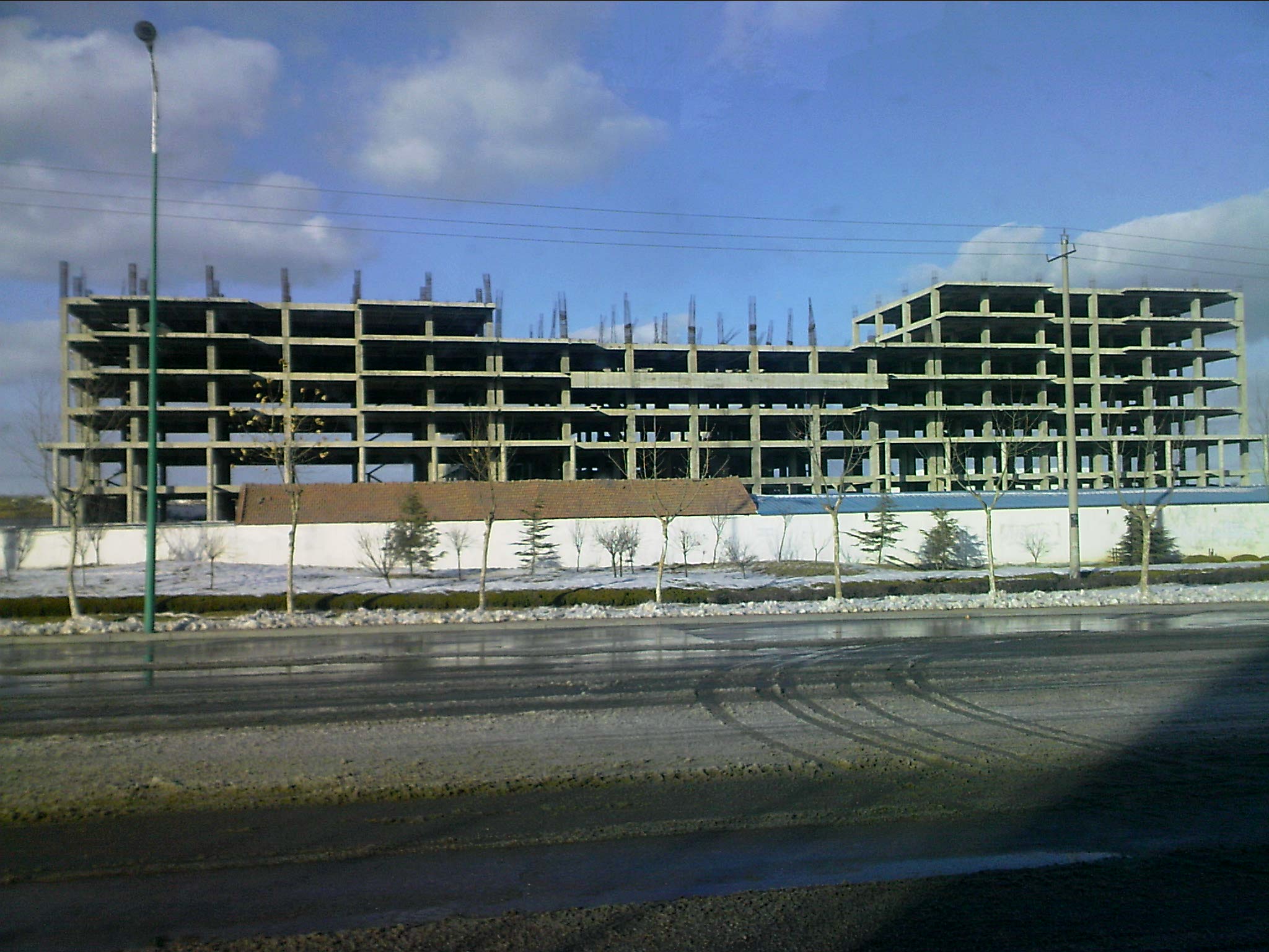 冠城大厦烂尾十余年 竟能卖二手房