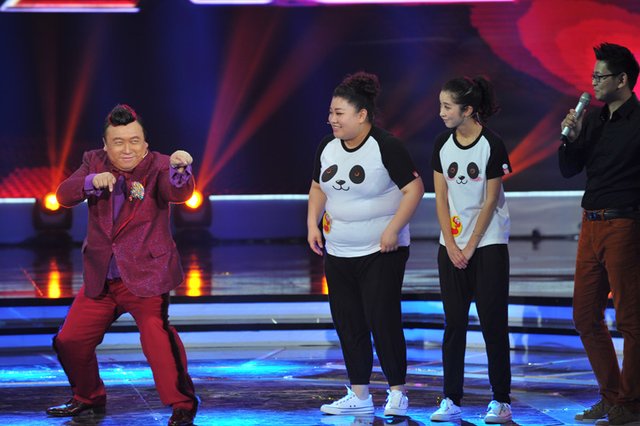 《超级笑星》王晶再现"螳螂拳" 对战北影美女