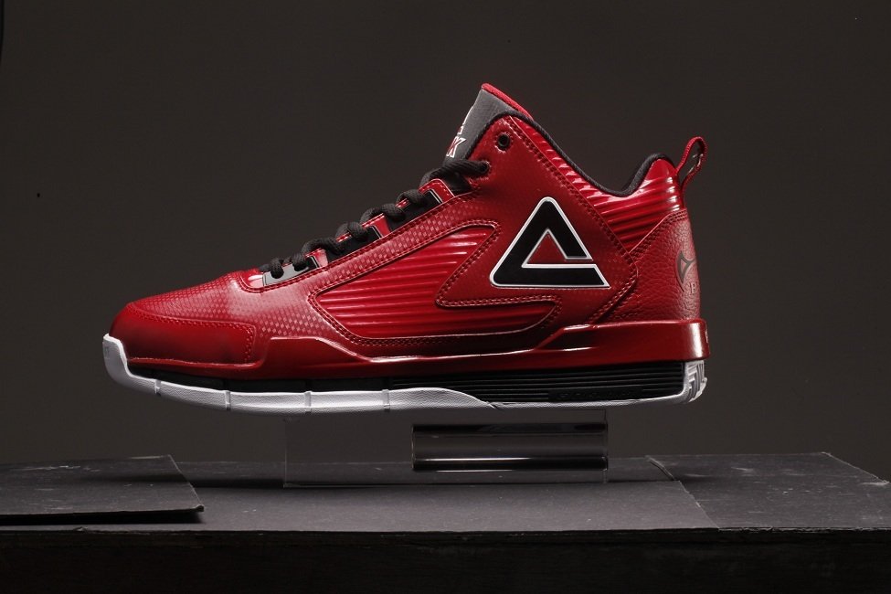 10.足弓大面积tpu支撑(foothold)形状仿佛蝙蝠翅膀