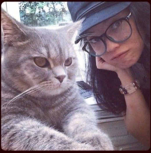 舒淇晒自拍扮可爱 与猫咪比脸卖萌