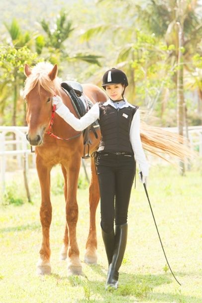 杨礼慈马术写真显贵气 俊朗无畏优雅如水(图)