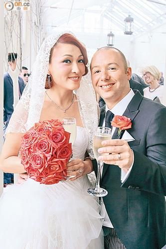 李蕙敏新婚甜蜜夫妻"互讽" 外籍老公懒发红包