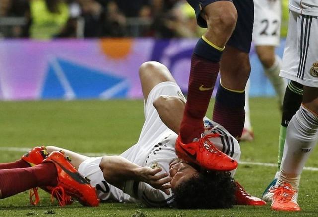 看图猜人:谁踩了佩佩的头