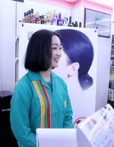 《整容日记》张瑶变身一日收银员 称要赚钱整容