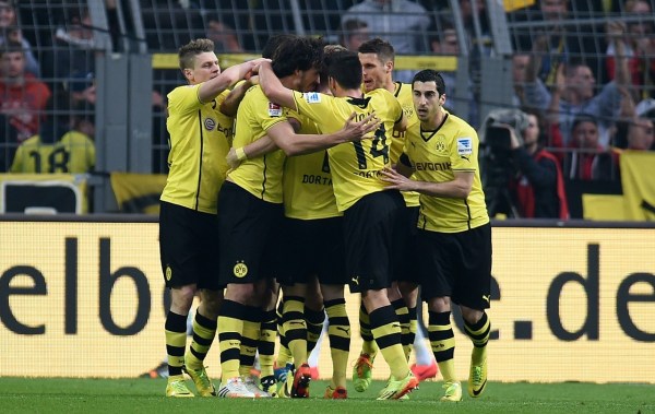 德甲-莱万后背破门罗伊斯捡漏 多特2-1逆转狼堡