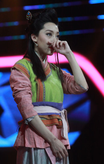 当晚,"扫雷姐"鄂博和综艺咖刘宇光打响了"郭之队"的头炮,两人表演风格