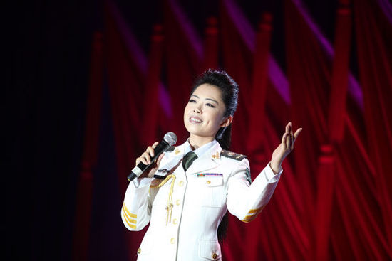 李菲菲助阵杨光讲唱会 引吭原创新歌《中国梦》