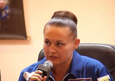 但在宇航员出发前举行的记者会上,媒体却只关心谢罗娃的发型