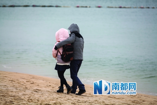 &nbsp; &nbsp;●2月11日,大梅沙海滩,寒风中,一对男女在海滩中相拥