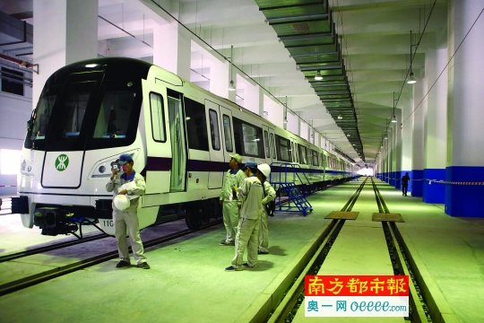 昨日早上,深圳地铁11号线首列列车抵达松岗车辆段.
