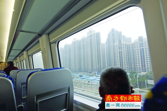 广佛肇城轨通车首日:上座率不高仍有热情市民来体验