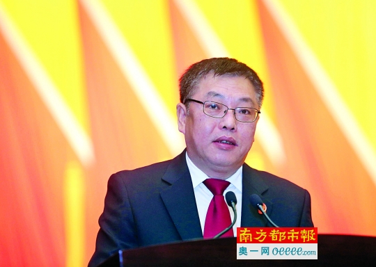 市中级人民法院院长王海清作工作报告.南都记者 方光明 摄