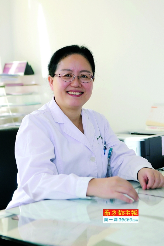 言传身教,家庭和睦 作为一名知名的产科主任医生,科室主任,杨虹每天的